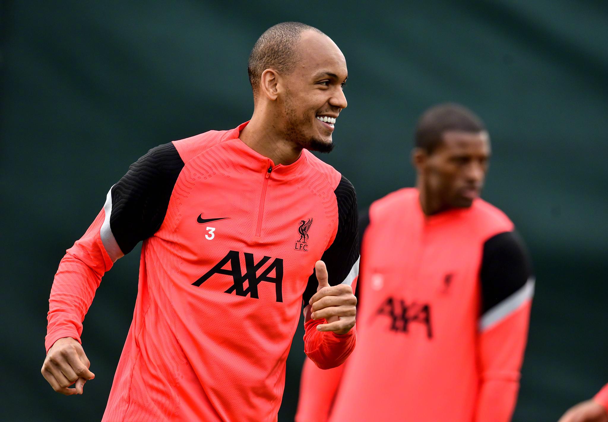 九游官网-利物浦训练开放日；国际比赛日完成体检引欢呼；欧冠在即；训练强度明显提升(女职工欢呼雀跃)