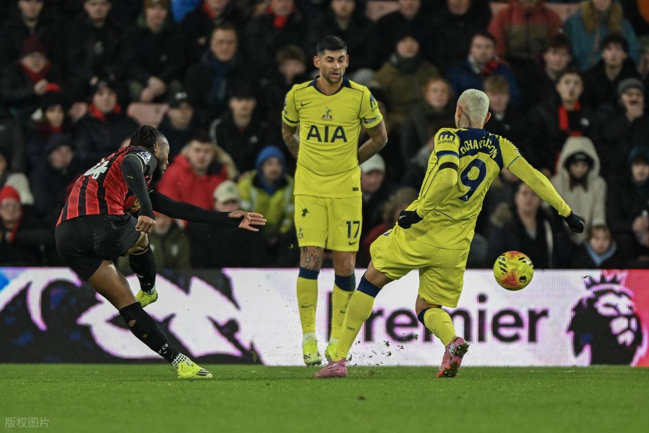 包含今晨英超传出新动向，纽卡斯尔伤情更新，管理层表态：悬念犹存，纪律约束更严格的词条