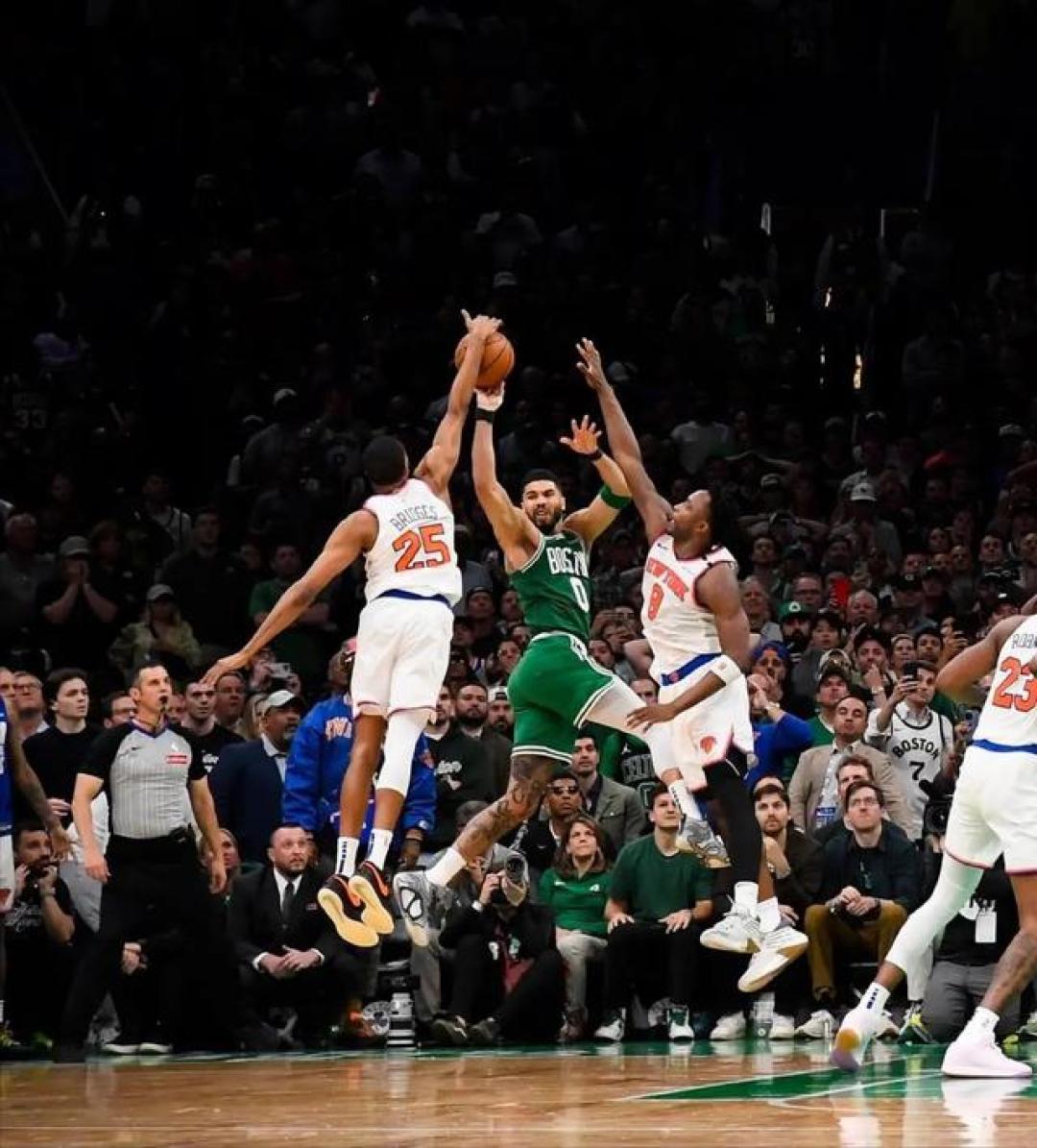 九游体育-纽约尼克斯发布备战花絮，加时末段强势反弹，NBA季后赛任务艰巨，球探报告显示潜力的简单介绍