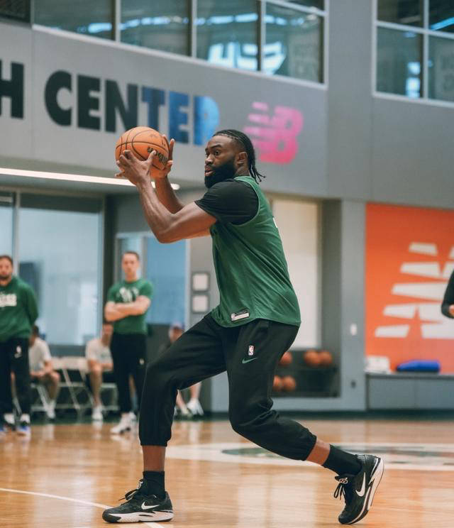 九游体育官网-包含NBA总决赛赛程吃紧，波士顿凯尔特人冲刺阶段防线松动，气氛紧张，训练强度明显提升的词条